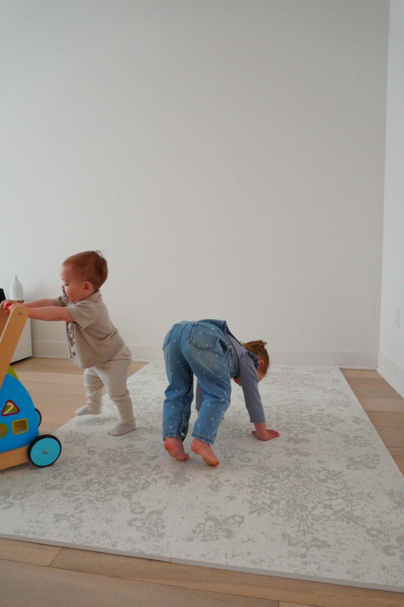 10 idées de jeux au sol pour stimuler le développement de votre bébé
